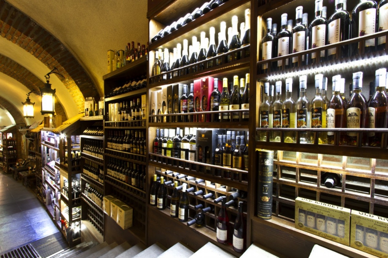 ecommerce-HYERES-min_world_street_travel_shop_canon_georgia_wine_bottles-429767